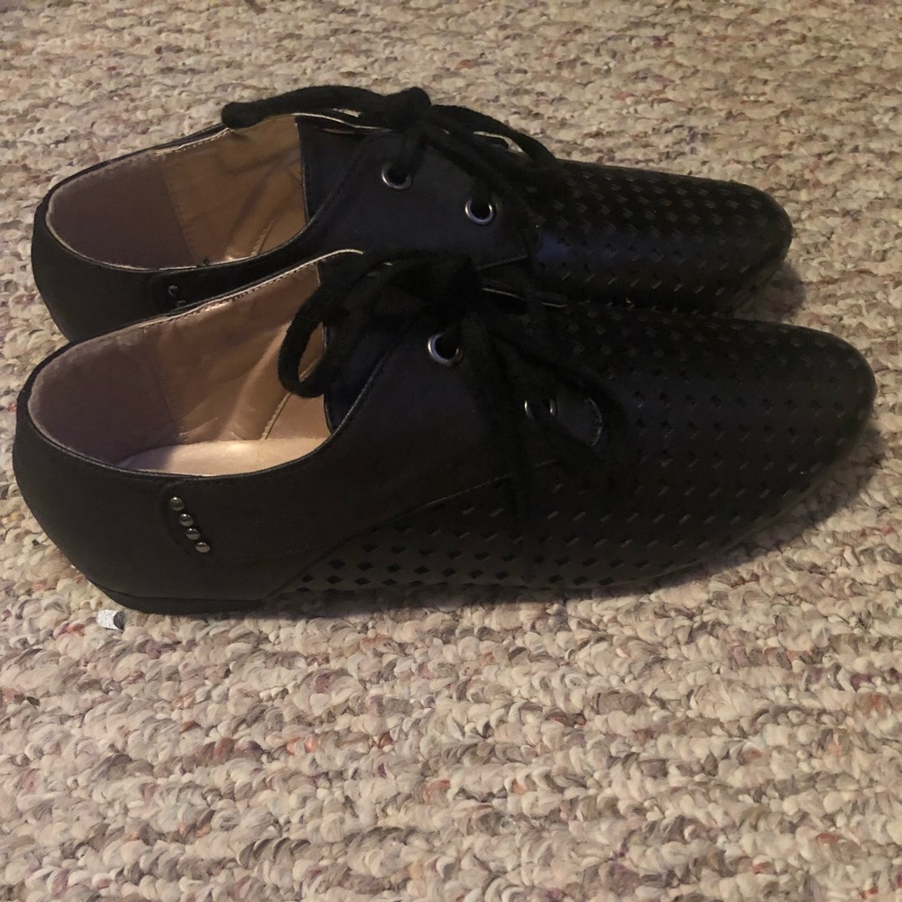 ModCloth Black perforated Oxford style flats
